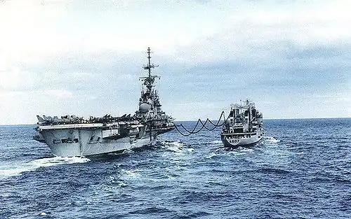 Ravitaillement du porte-avions Foch par le pétrolier ravitailleur Meuse.