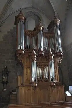 Orgue, posé au sol, dans le croisillon sud.