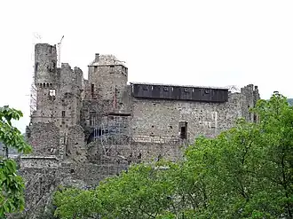 Le château vu de Pont-de-Labeaume.