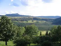 La tourbière des Narces de Chaudeyrolles et le mont Mézenc.
