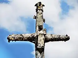 Détail de la croix ancienne au centre du village.