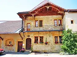 Maison au centre du village.