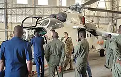 Mil Mi-24 avec une livrée blanche, caractéristique des opérations onusiennes, en 2022.