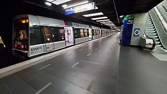 Train MI 84 dans la gare rénovée.