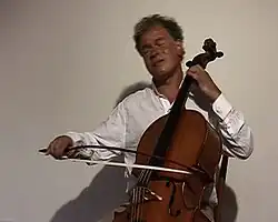 Description de l'image Michael_Bach,_Cello_with_BACH.Bow.jpg.