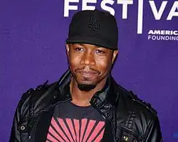 portrait, casquette noire marquée «&nbsp;LA », moustache, barbiche, blouson de cuir