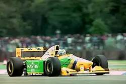 Photo d'une monoplace jaune et verte en piste