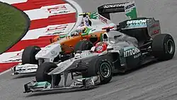 Photo de Michael Schumacher en lutte avec Adrian Sutil au Grand Prix de Malaisie 2011