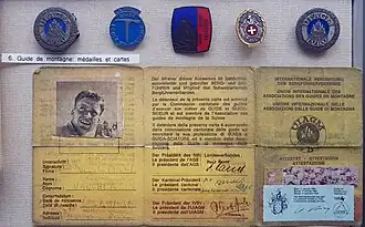 Médailles et carte de guide de montagne.