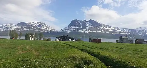 Middagstinden (1103 m) et Bentsjordtinden (1168 m) surplombent le détroit du côté de la péninsule de Malang.