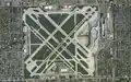 Aéroport de Chicago-Midway. Cerné par la ville, il reste en opération pour les compagnies à bas coût.