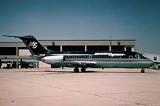 N100ME, le Douglas DC-9 de Midwest Express Airlines impliqué, photographié en mai 1985, quatre mois avant l'accident.