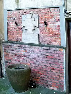 Plaque de Tchorek sur le mur du dortoir étudiant « Bratniak – Muszelka », commémorant les Polonais abattus dans les locaux.