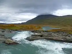 La rivière Miellätno près de son embouchure dans le lac Virihaure