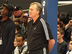 Mike D'Antoni, debout