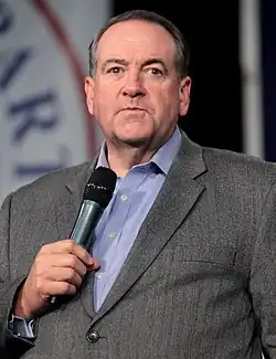 Mike Huckabee, gouverneur de l'Arkansas de 1996 à 2007. Il entre dans la course le 5 mai 2015 et suspend sa campagne le 1er février 2016.