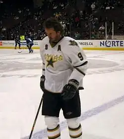 Photographie de Modano avec les Stars de Dallas