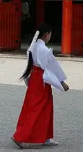 Jeune femme shintoïste en miko (Shimogamo-jinja (Kyoto), 2008)