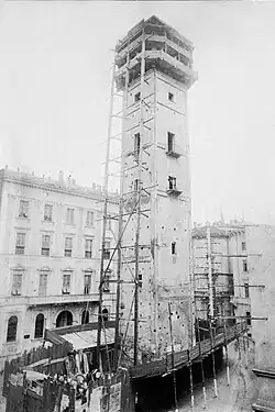Le campanile, lors de la démolition