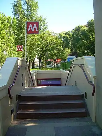 Une bouche d'accès à la station.