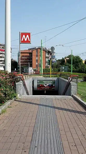 Une bouche d'accès à la station.