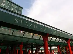 Entrée de la gare revue par Gae Aulenti en 1999.