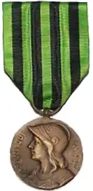 Médaille commémorative de la guerre 1870-1871. Médaille en bronze, portant au revers « Aux défenseurs de la Patrie » et le millésime "1870-1871".