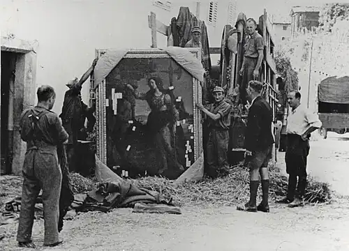 Des militaires allemands prelevent Pallade et le Centauro (Botticelli) de la villa Bossi-Pucci (Florence, archives du musée de Casa Siverio).