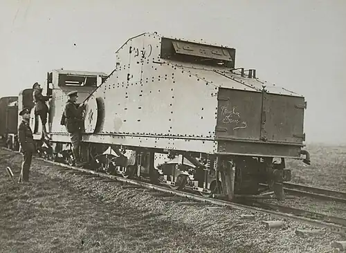 Un locotracteur blindé Crochat à voie de 60&nbsp;cm, durant la Première Guerre mondiale.