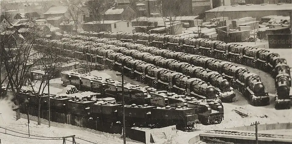 Un groupe de 58 locomotives Alco prêt à être expédié en France durant l'hiver 1917-1918.