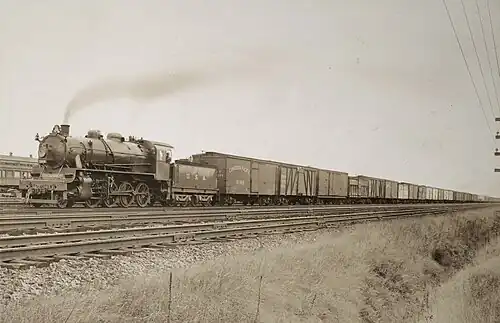 Un train d'essai sur le réseau américain. Pour la circonstance, la locomotive a été équipée de l'attelage automatique avec marchepied, d'un projecteur central, d'une paire de « marker lamps » ainsi que d'une cloche.