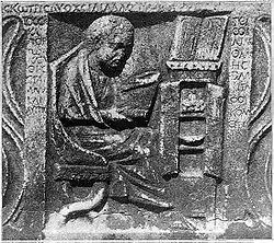 Couvercle d'un sarcophage trouvé dans le jardin de la villa.