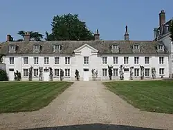 Façade sur l'entrée du parc.