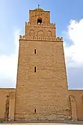 Gros plan sur la face nord du minaret. Le premier niveau est percé de trois minces fentes en forme de meurtrières.