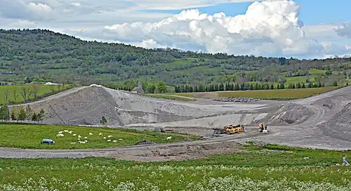 Le gisement en 2014 et la chapelle Sainte-Reine de Virargues.
