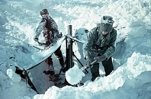 Mise en place d'un lance-mines 8,1 cm 1933 dans les Alpes en hiver 1940.
