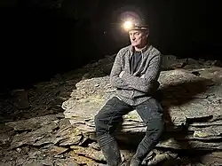 Description de l'image Mineur assi dans la mine.jpg.