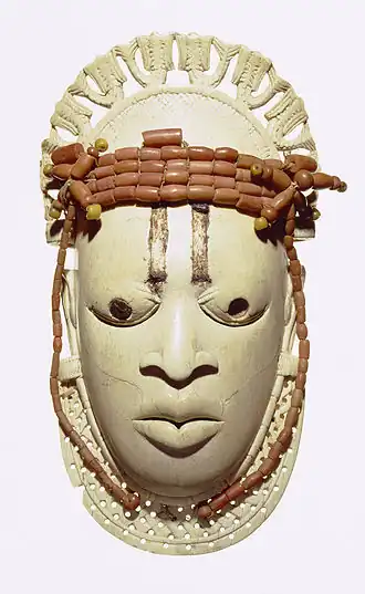 Masque en ivoire du Bénin, avec perles de corail, représentant Idia (Linden Museum, Stuttgart)