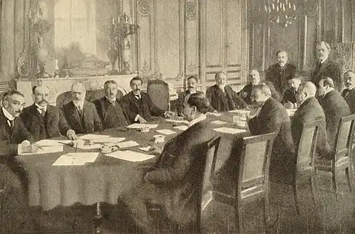 Ministère Aristide Briand en 1910. Stephen Pichon à gauche de Briand.