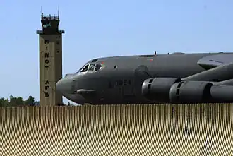Un B-52 devant la tour de contrôle de Minot AFB.