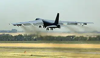 Un B-52 décollant de Minot AFB en 2007.
