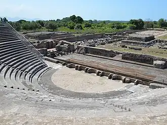 Vue du sud du théâtre vers les temples A et B.