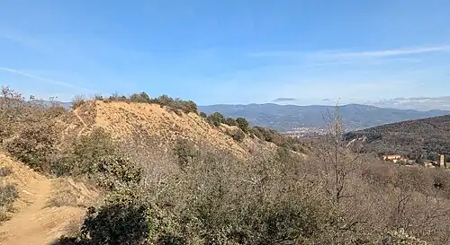 Falaise dans les sédiments miocènes au-dessus de l'abbaye de Saint-Michel de Cuxa.