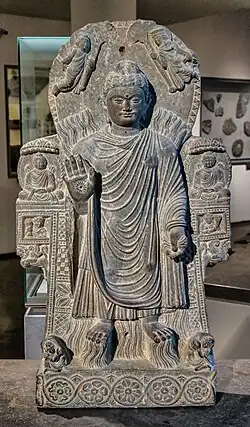 Le Buddha au Grand Miracle. Afghanistan, Kâpîssâ, monastère de Paitava, IIIes. Schiste, traces de dorure. H 81&nbsp;cm. Musée Guimet.