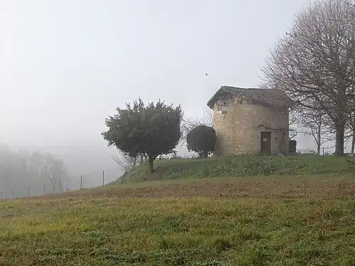 Ancien moulin par une matinée de brouillard.