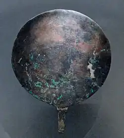 Miroir circulaire en bronze.