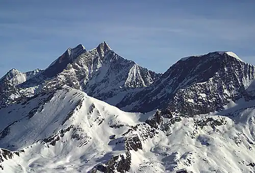 Le Dom des Mischabel (4 545 m) et le Täschhorn (4 491 m).
