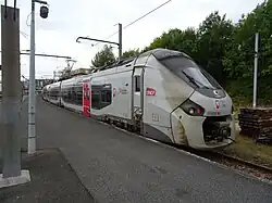 Mise à quai en 2022, voie A, d'un TER Nouvelle-Aquitaine à destination de la gare de Bordeaux-Saint-Jean.