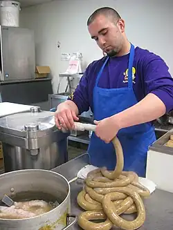 Mise du boudin blanc en boyau.