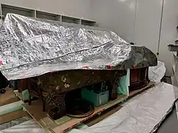 Photo d'un objet sous une bâche argentée.